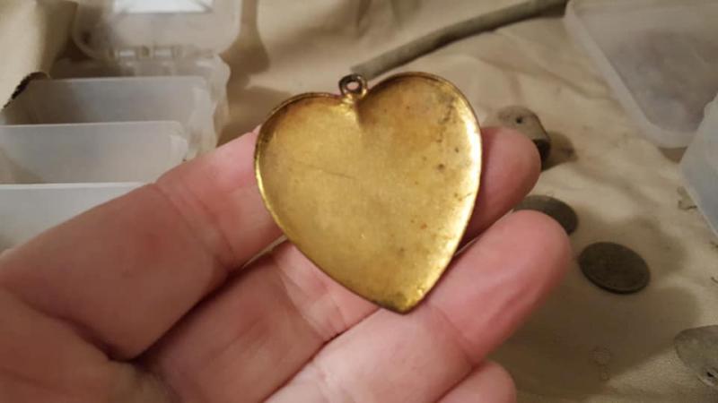 Name:  heart locket cleaned.jpg
Views: 485
Size:  27.0 KB