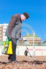 old-man-metal-detector-27091932.jpg