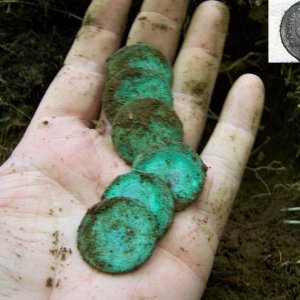 6 colonial copper coin spill ( 4-1787 fugio pennies , 1-1774 machin mills counterfeit and 1- 1788 New Jersey state copper)