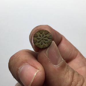 Cuff button w/floral pattern
