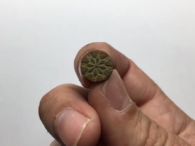 Cuff button w/floral pattern