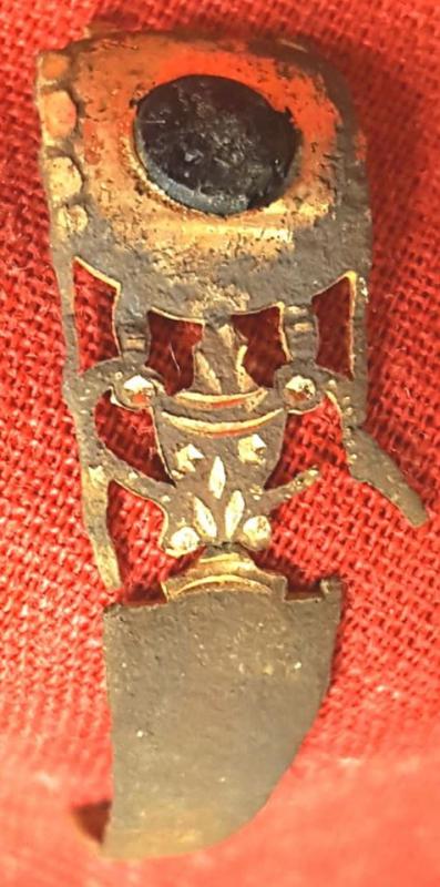 early federal era gold plated mourning ring with dark stone and urn motif